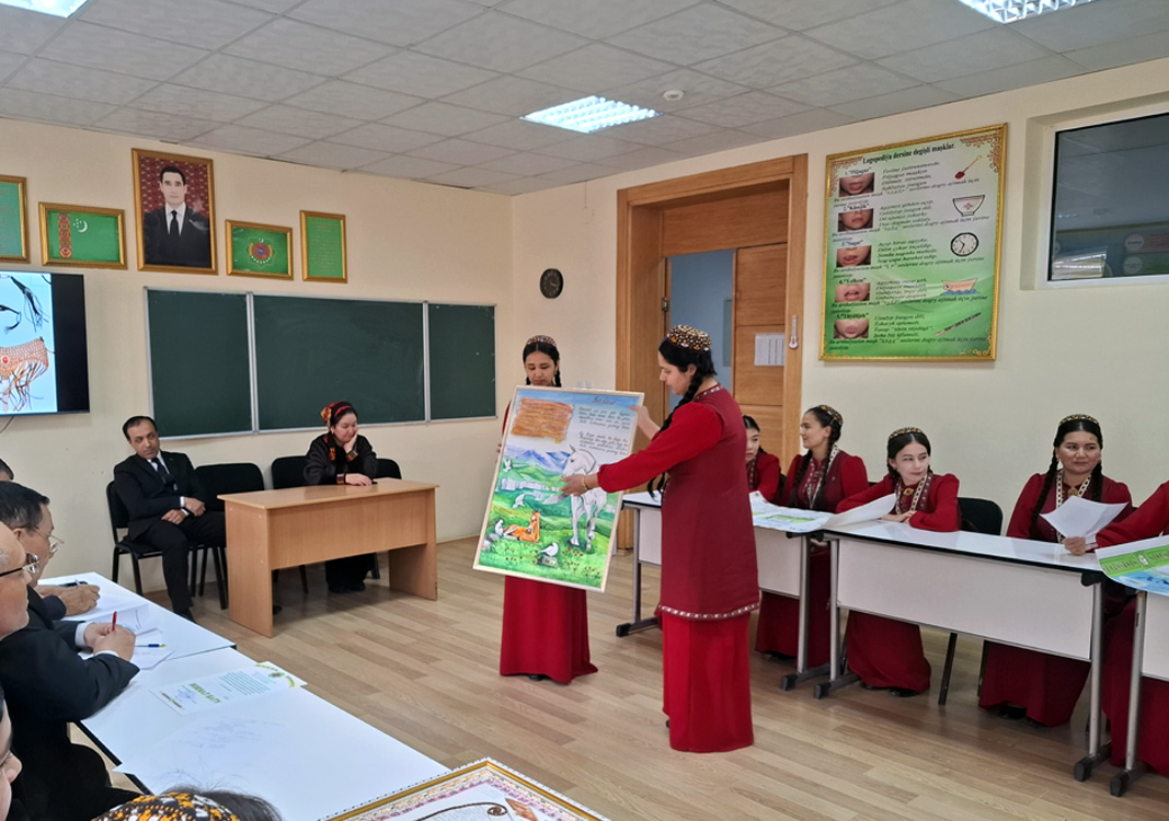 “Ahalteke bedewleri nusgawy edebiýatda” ady bilen diwar gazetiniň bäsleşigi geçirildi.